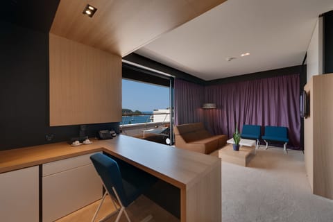 Bay Suite | Living area | LCD TV, pay movies