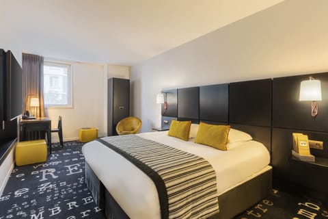 Standard Room, 1 King Bed, Non Smoking | In-room safe, desk, laptop workspace, soundproofing