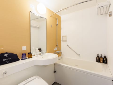 Combined shower/tub, free toiletries, hair dryer, slippers