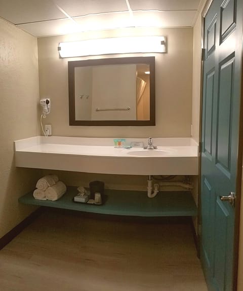 Standard Room, 1 King Bed, Non Smoking | Bathroom | Combined shower/tub, free toiletries, hair dryer, towels