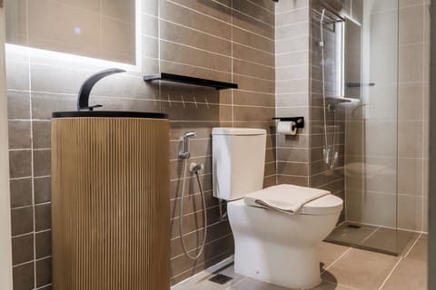 Deluxe Room | Bathroom | Shower, hair dryer, bidet, towels