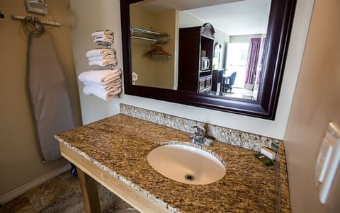 Standard Room, 1 Queen Bed | Bathroom sink