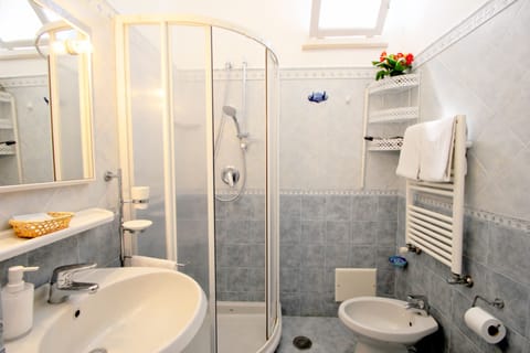 Comfort Triple Room | Bathroom | Shower, free toiletries, hair dryer, bidet