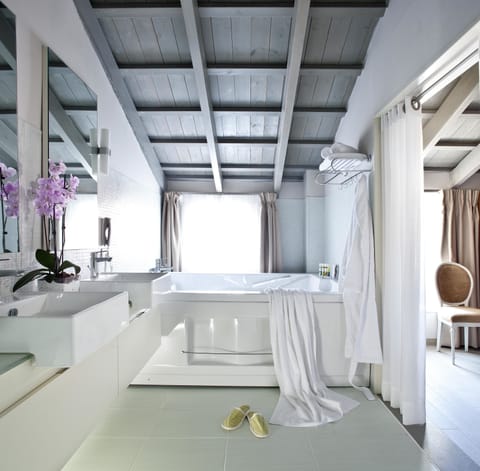 Luxury Suite (Estate) | Bathroom | Designer toiletries, hair dryer, bathrobes, slippers