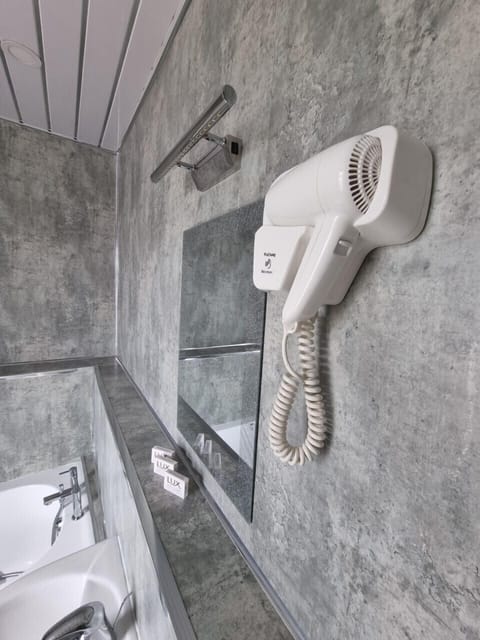 Deluxe Triple Room, Ensuite, Sea View | Bathroom