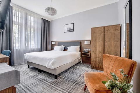 Desk, laptop workspace, iron/ironing board, free WiFi