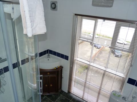 Standard Double Room, Private Bathroom | Bathroom | Towels