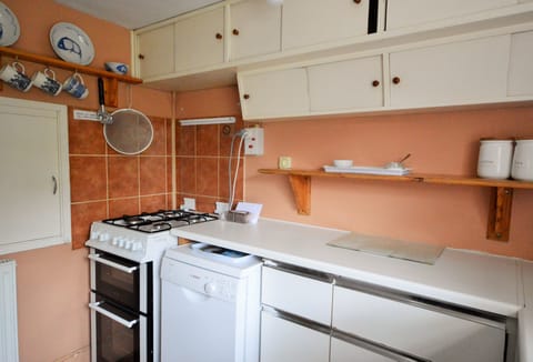 Cottage | Private kitchen | Fridge, microwave, oven, stovetop