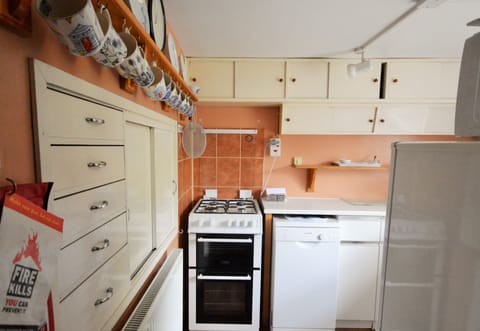 Cottage | Private kitchen | Fridge, microwave, oven, stovetop