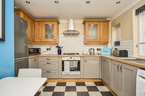 Cottage | Private kitchen | Oven, stovetop, dishwasher, highchair