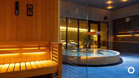 Sauna, spa tub, 3 treatment rooms, massages