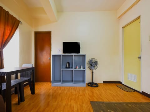 Family Studio Suite | Living area | 32-inch flat-screen TV with cable channels, TV