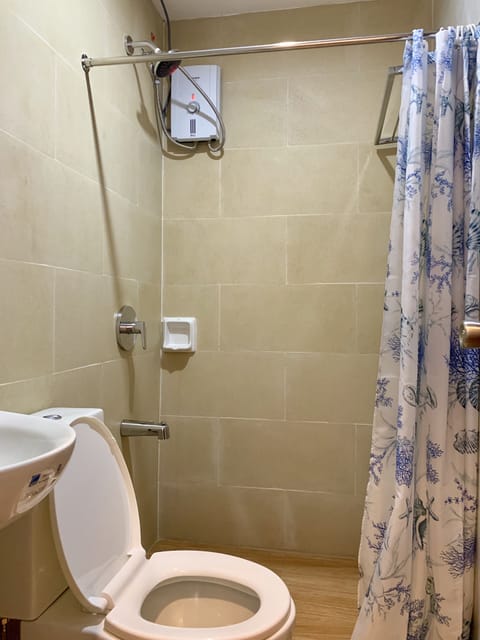 Single Room | Bathroom | Shower, free toiletries, towels