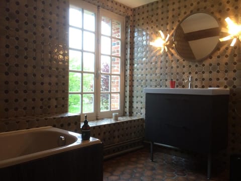 Classic Room (Sous les Pommiers) | Bathroom | Shower, rainfall showerhead, free toiletries, hair dryer