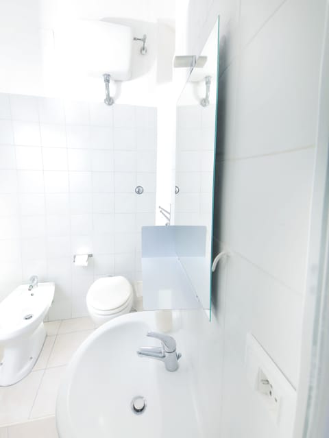 Deluxe Double Room | Bathroom | Shower, rainfall showerhead, free toiletries, hair dryer