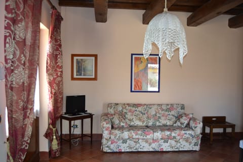 Standard Triple Room | Living room | TV