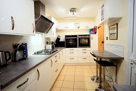 Family Cottage | Private kitchen | Full-size fridge, microwave, oven, stovetop