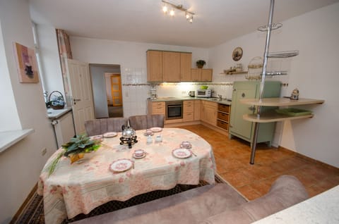 Standard Apartment, 1 Bedroom, Ground Floor | In-room dining