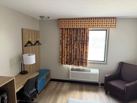 Standard Room, 1 Queen Bed | Desk, blackout drapes, iron/ironing board, free cribs/infant beds