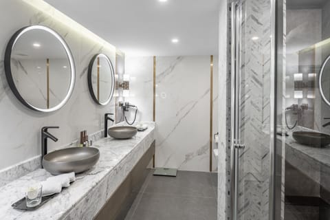 Royal Suite | Bathroom | Deep soaking tub, rainfall showerhead, designer toiletries, hair dryer