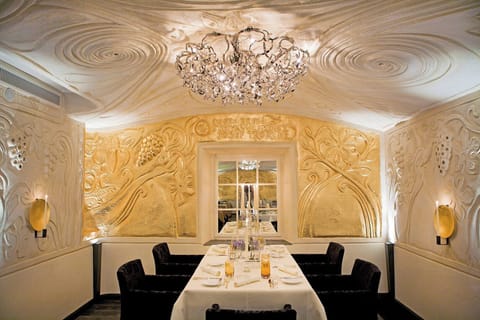 3 restaurants, breakfast, lunch served; local and international cuisine