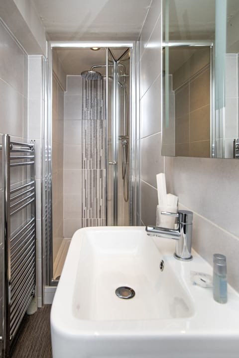 Standard Double Room | Bathroom | Combined shower/tub, free toiletries, towels, soap