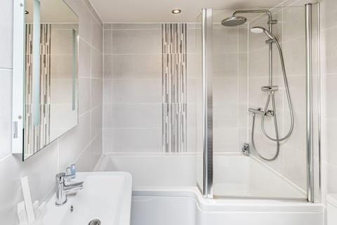 Superior Double Room | Bathroom | Combined shower/tub, free toiletries, towels, soap