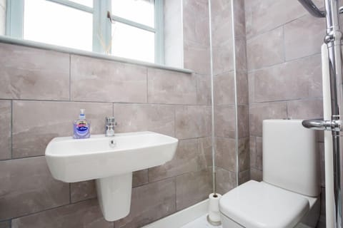 Double Room (Rose) | Bathroom | Shower, rainfall showerhead, free toiletries, hair dryer