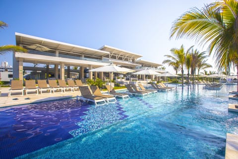 7 outdoor pools, pool umbrellas, sun loungers