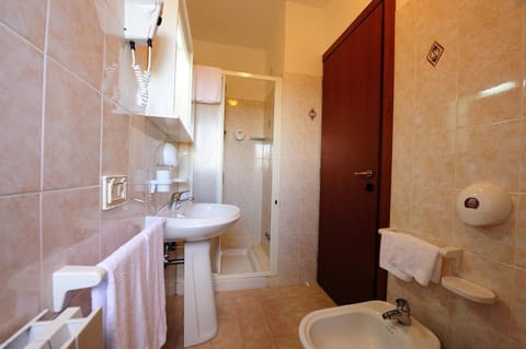 Shower, rainfall showerhead, free toiletries, hair dryer