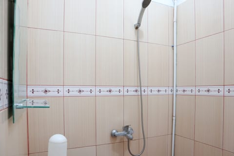 Standard Double Room | Bathroom | Shower, towels