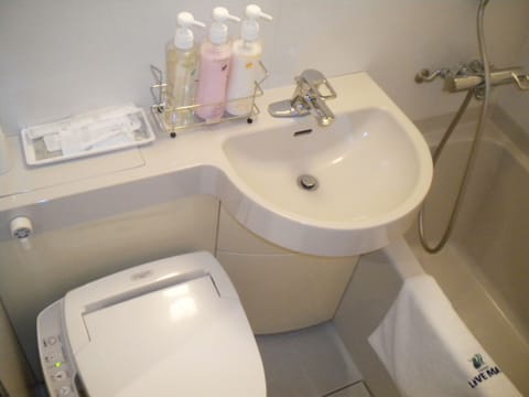 Combined shower/tub, deep soaking tub, free toiletries, hair dryer