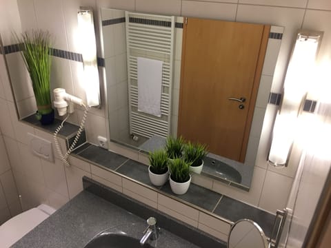 Deluxe Triple Room, Private Bathroom | Bathroom