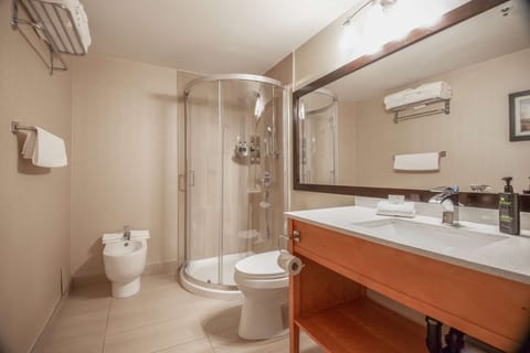 Studio Suite (Coast Premium Suite with Jet Tub) | Bathroom | Hair dryer, towels