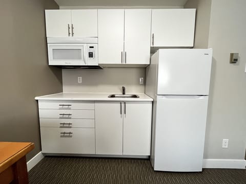 Kitchenette, 1 Queen Bed | Private kitchen | Microwave, toaster