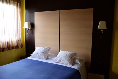 Economy Double Room | 1 bedroom, premium bedding, in-room safe, desk