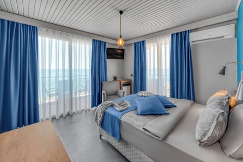 Superior Room, Sea View | Minibar, desk, blackout drapes, iron/ironing board