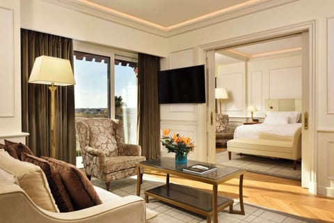 Executive Suite | Premium bedding, down comforters, memory foam beds, minibar