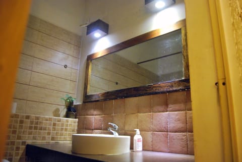 Deluxe Room | Bathroom | Shower, free toiletries, towels