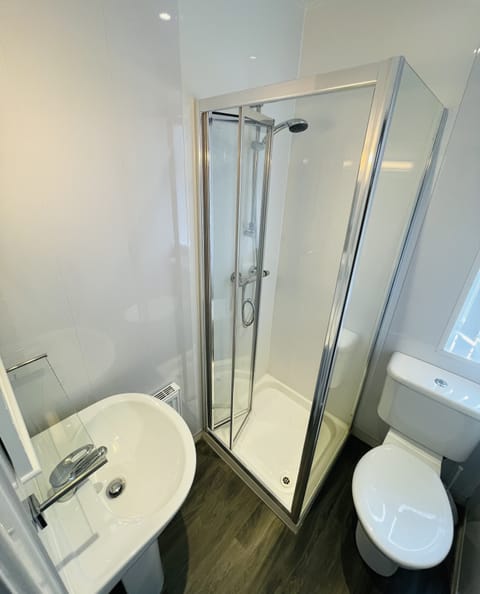 Standard Double Room | Bathroom | Shower, free toiletries, hair dryer, towels