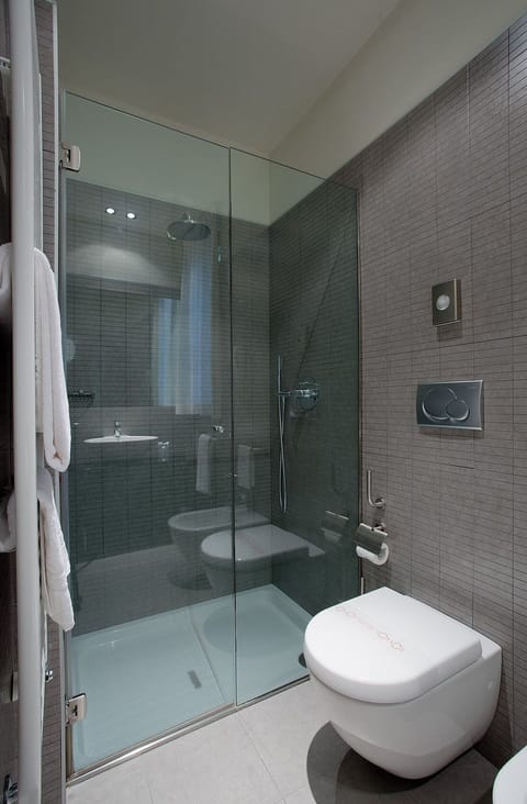 Jetted tub, rainfall showerhead, free toiletries, hair dryer