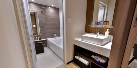 Deluxe Fourth Room Non smoking | Bathroom | Free toiletries, hair dryer, slippers, bidet