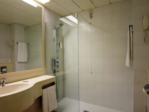 Combined shower/tub, hair dryer, towels