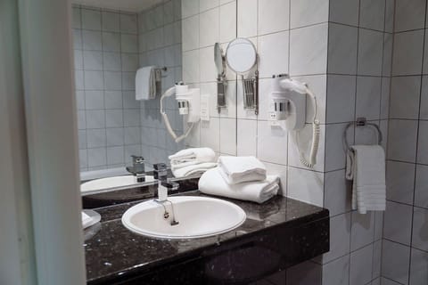 Single Room | Bathroom | Hair dryer, towels