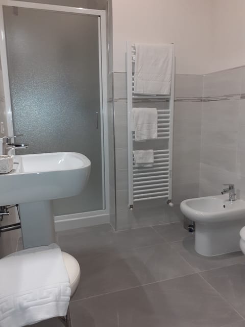 Shower, free toiletries, hair dryer, bidet