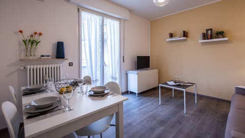 Apartment, 1 Bedroom | In-room dining