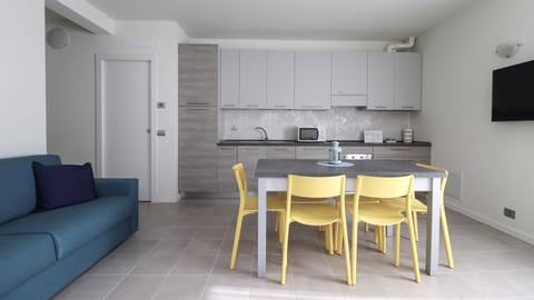 Apartment (3 Bedrooms) | Private kitchen | Full-size fridge, microwave, oven, stovetop