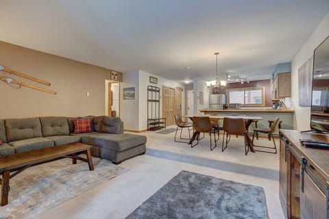 Premier Condo | Living area