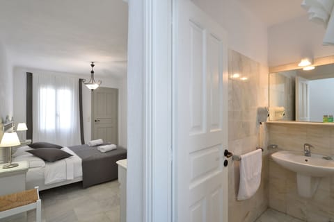 Double Room, Garden View | Bathroom | Shower, free toiletries, hair dryer, slippers