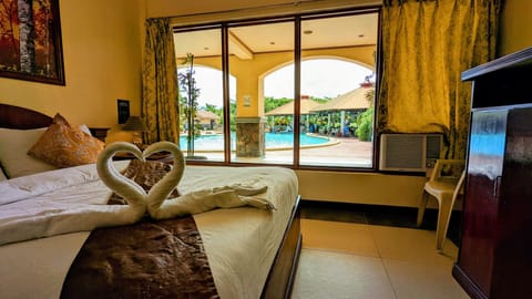 Elite Room, 1 Queen Bed, Non Smoking, Pool View | Bathroom | Free toiletries, bidet, towels